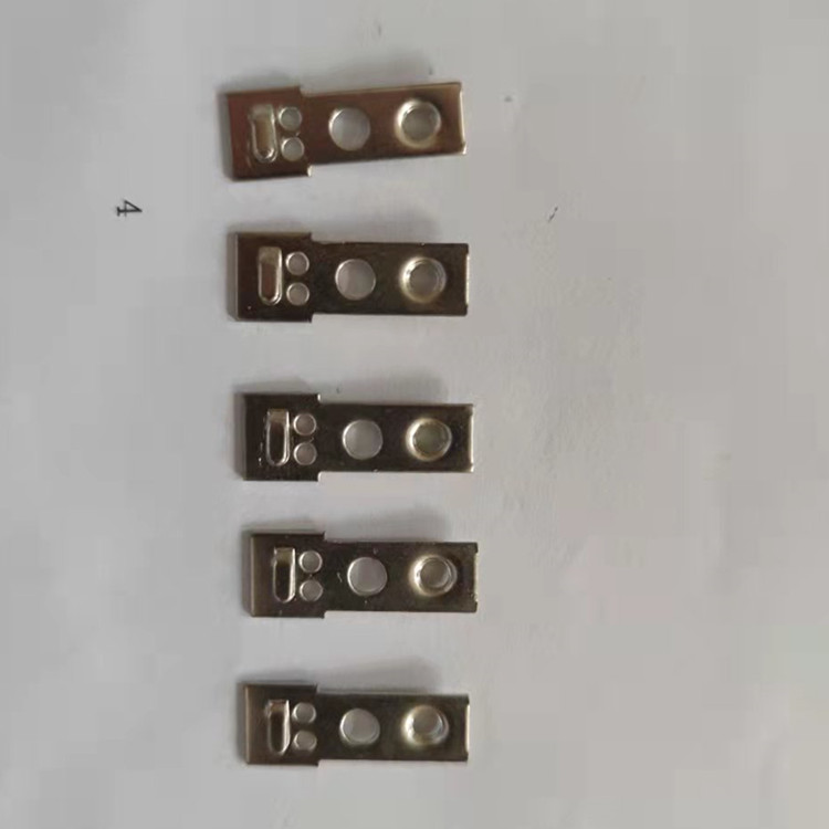 五金沖壓件廠里普通沖孔?？蓻_裁的小孔徑 